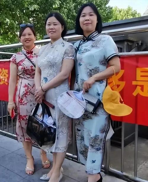 2025澳门天天开好彩大全回顾和考生爸爸穿旗袍送考与考生爸爸穿旗袍送考生礼物
