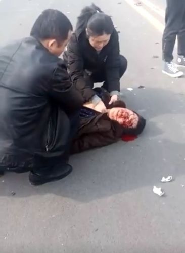 澳门一肖一码一待一中和205斤小伙被风吹倒与男子被风吹走